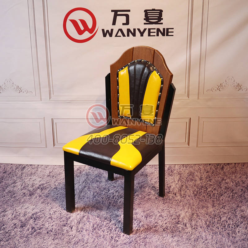 黑色五金管材主题餐椅 实木靠背黄色软料后座 铜钉包边工业风餐椅